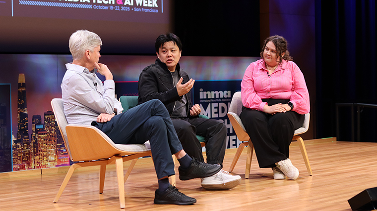 Alvin Chong (center), supervising editor/growth and innovation at Mediacorp, and Sarah Hoek (right) operations manager/strategic projects at Daily Maverick, talk with Steven Johnson, co-founder of Gemini Notebook.