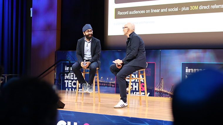 Satwant Singh (left), senior vice president and head of monetisation at the NBA, speaks with INMA Digital Platform Initiative Lead Robert Whitehead. 