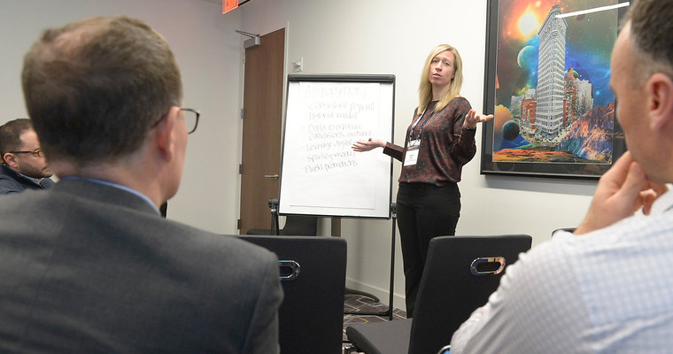 Amalie Nash of Gannett talks to workshop attendees about how editorial and marketing now work closely together to develop content strategy.