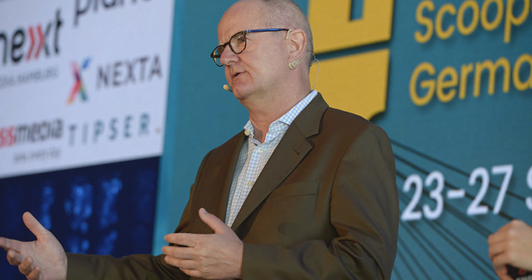 Berndt Röttger tells the audience how Hamburger Abendblatt identified the top 10 topics that drive people to subscribe.