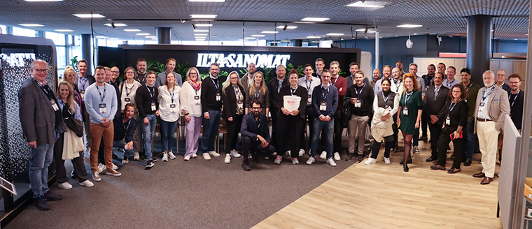 Study tour attendees in the Ilta-Sanomat newsroom.