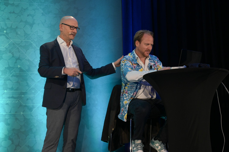 INMA’s Robert Whitehead works with Tollbit’s Birger Søiland on stage at the Dublin conference in the development of an agentic AI agent.