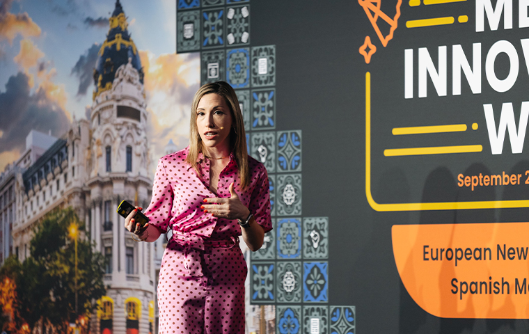 Media SEO consultant Clara Soteras presents in Madrid.