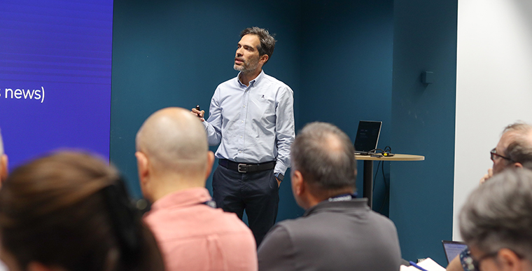 Jose A. Navas, director of subscriptions at Unidad Editorial, presents to the INMA study tour group.