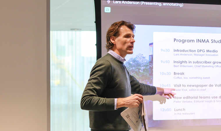 Lars Anderson, manager of innovation at DPG Media, gave study tour attendees a brief overview of the news company's collaboration efforts at its new headquarters..