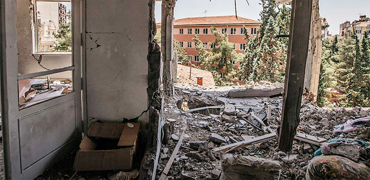 The correspondents carry on their newspaper’s tradition of “listening to the people” by reporting on the shelling of residential buildings in Kilis, Turkey.