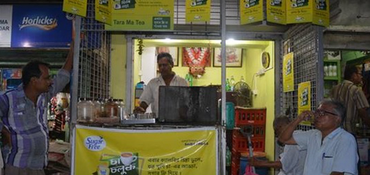 Tea sellers encouraged their customers to try a variety of cha sweetened with Sugar Free Natura.