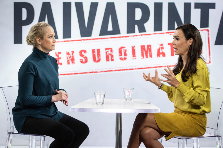 Susanne Päivärinta (right) interviews celebrity doctor and TV personality Pippa Laukka.
