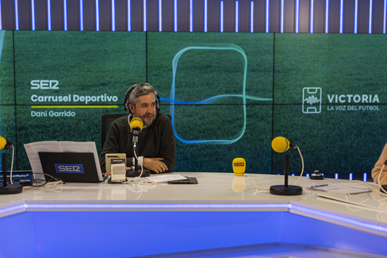 Dani Garrido, host and producer of Carrusel Deportivo, came up with the name Victoria for the strong female AI voice.