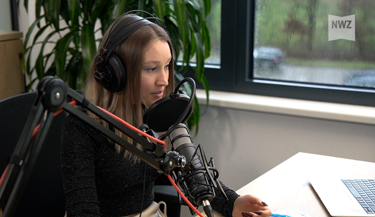 Trainee Lina Safronova, who fled Ukraine for Germany during the war, hosts the Vdoma podcast.
