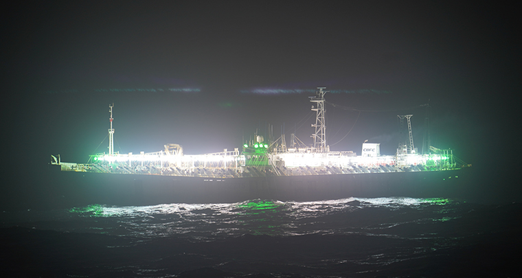 After four years of pursuing the proper permits and coordinating efforts, Clarín sent a reporting team to Mile 201 to document what happens during a week aboard a patrol vessel of the Argentine Naval Prefecture tasked with safeguarding the zone.