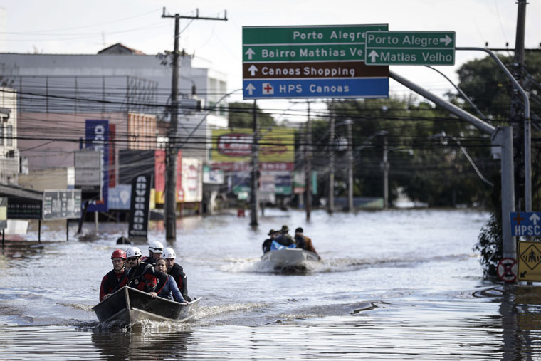 In Canoas, residents were rescued by boat during the flood. Mateus Bruxel/Grupo RBS