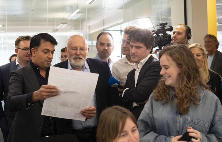 Party leaders Frans Timmermans and Henri Bontenbal look at the final version of the newspaper held by De Telegraaf’s Kamran Ullah.