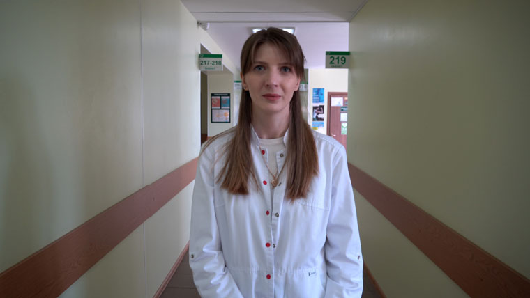 Waleria is a doctor who works in a clinic where there is no shelter. Although frightened, she goes to work every day.