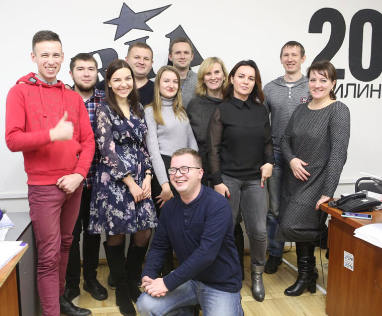 The newsroom of 20 Khvilin [in English, 20 minutes] in Vinnytsia in early 2021. Reporters (left to right): Myhaylo Kurdukov, Nikita Panasenko, Anna Kovaliova, Vadim Pavlov, Yulia Yelnyk, Volodymyr Scherba, Nataliya Piskunicheva, Aliona Ryabokon, Vitaliy Korolischuk, Nataliya Honcharuk, Valeriy Chudnovskiy (sitting).
