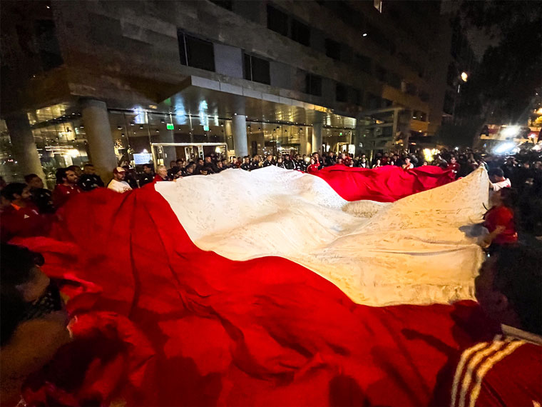 ContentLab designed “La Bandera del Aliento” (The flag of encouragement), a 150-metre-diameter Peruvian flag that travelled through the streets of Lima and some provinces in Peru to collect signatures from fans.
