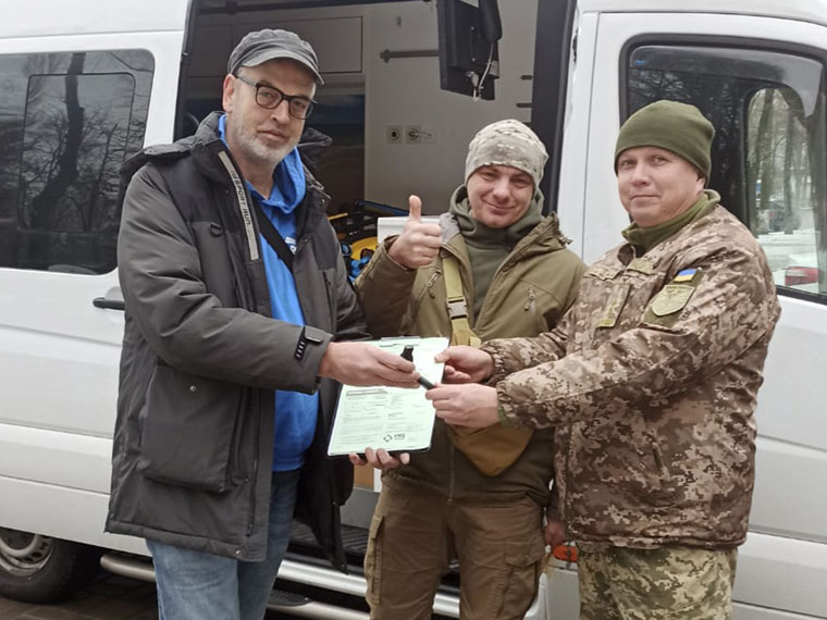 Reporter Patrick van ‘t Haar hands over an ambulance in Sumy.