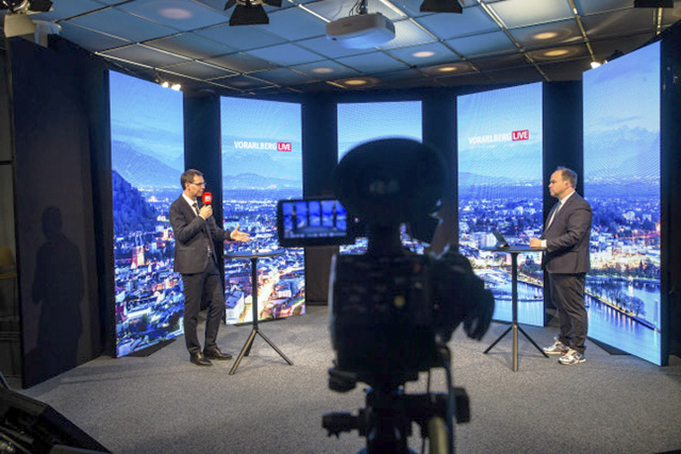 Governor Markus Wallner as guest in the COVID-safe studio setting.