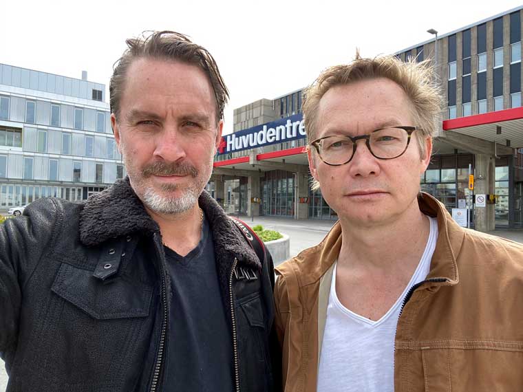 Photographer Niclas Hammarström and reporter Magnus Falkehed outside a hospital with ICU for COVID-19 patients.
