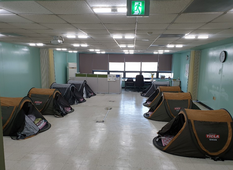Makeshift tents inside the Daegu production plant of JoongAng Ilbo served as the homes for production workers who decided to isolate themselves rather than go home.
