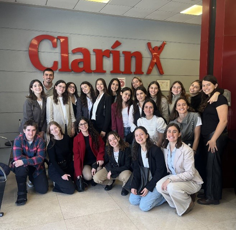 Students at the Clarín newsroom.