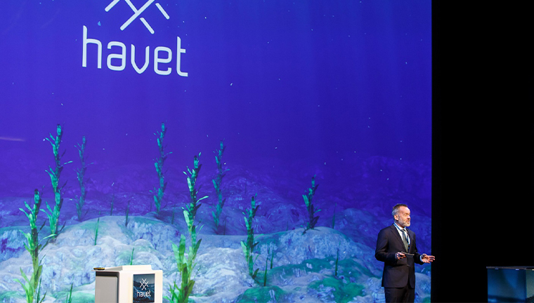 Dagens Næringsliv Editor-in-Chief Amund Djuve at The Ocean conference at the Oslo Opera House.