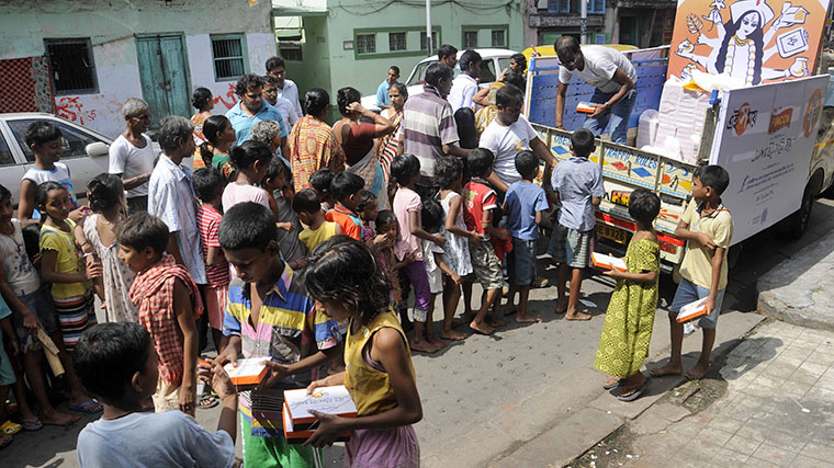 Residents of Kolkata celebrate the Durga Puja festival with Ei Samay, giving and receiving charitable assistance.