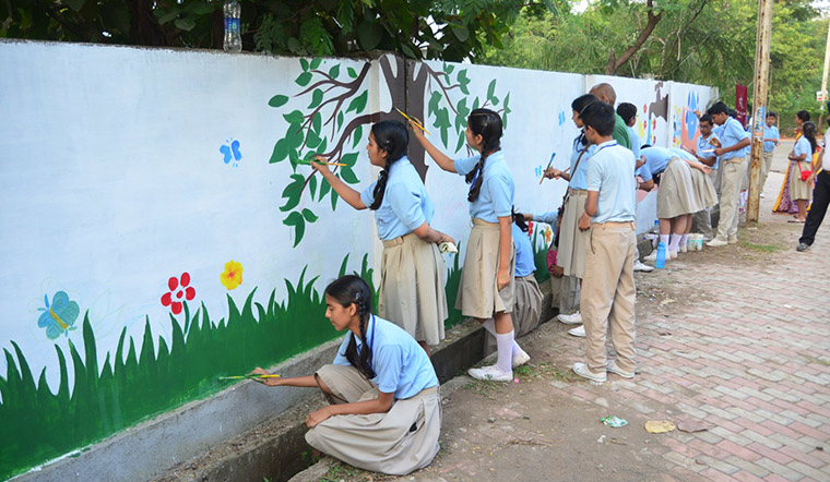 The campaign not only challenged readers to plant trees but also to beautify cities by creating art on long graffiti walls in participating cities.