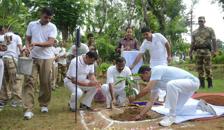 Ek Ped Ek Zindagi challenged children, adults, and key stakeholders in targeted communities to do their part to improve the local environment.