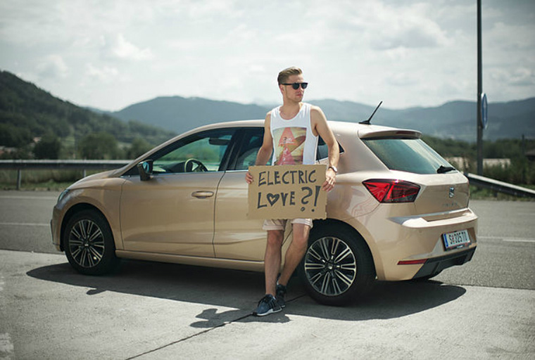The campaign revolved around a contest to win a blind date to a music festival in a SEAT Ibiza with influencer Daniel Klein.