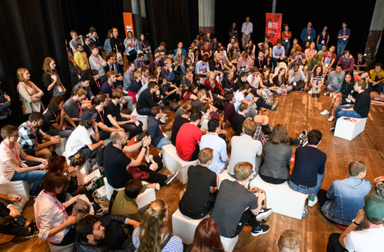 Z2X participants attend an “Ask Me Anything” session with Kevin Kuehnert of the Socal Democratic Party of Germany. Photo by Phil Dera.