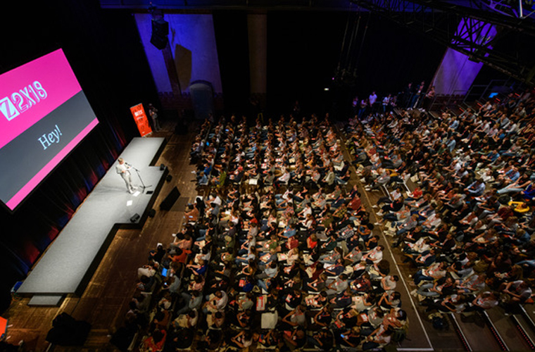 Editor-in-Chief Jochen Wegner welcomes young visionaries at Z2X in Berlin. Photo by Phil Dera.