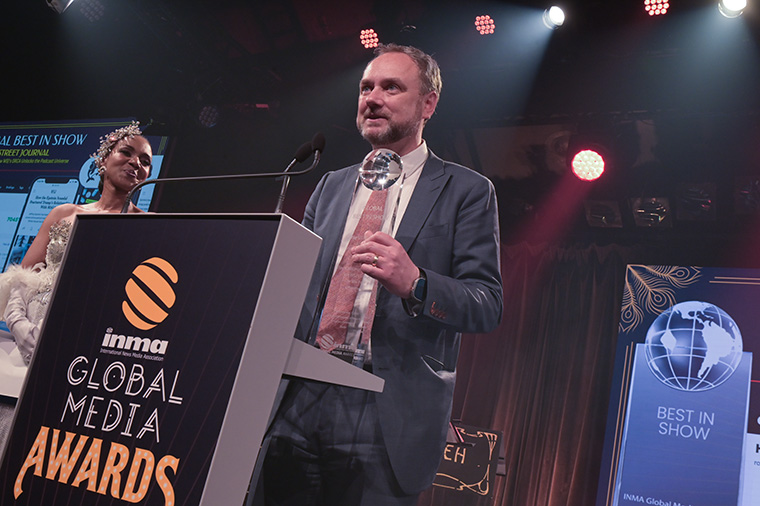 Mike Amon of The Wall Street Journal accepts the Best in Show award from emcee Terri-Karelle Reid.