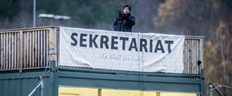 Erik Hagen films the match between Fredrikstad Football Club (FFK) and KFUM in November 2018. FFK loses 3-0 and does not win promotion to the next league. Commentators from Fredriksstad Blad are crestfallen, but www.fb.no sets a viewership record on the stream. (Photo: Geir A. Carlsson, Fredriksstad Blad)