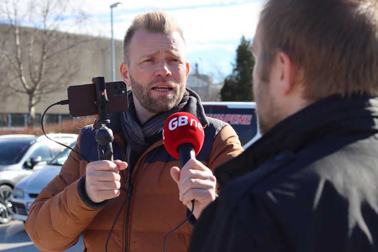 Gjesdalbuen’s Editor-in-Chief Eugen Hammer conducts an interview with the standard video kit.