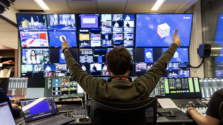 Technical producer Andreas Røen Pettersen gives thumbs up and breathes a sigh of relief as the vertical live broadcast runs smoothly. Photo credit: Bjørnar Konglevoll Bekkevard.