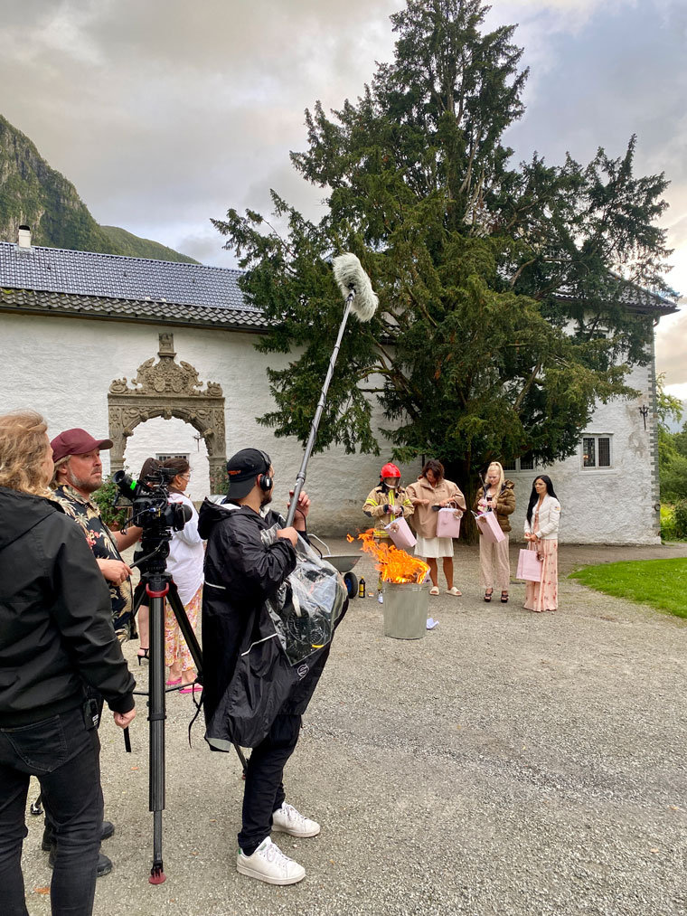 The TV concept is closely tied to the podcast and the book. This behind-the-scenes photo shows Norwegian bloggers being filmed while they burn their biggest regrets from their careers.