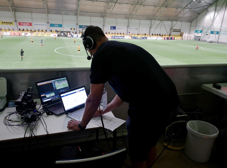 Commentator Thomas Karlsen in Lillestrøm (outside Oslo) runs the reruns on his production Mac. The laptop behind is showing a monitor feed from Lakselv with graphics included. Photo: Thea Langkaas