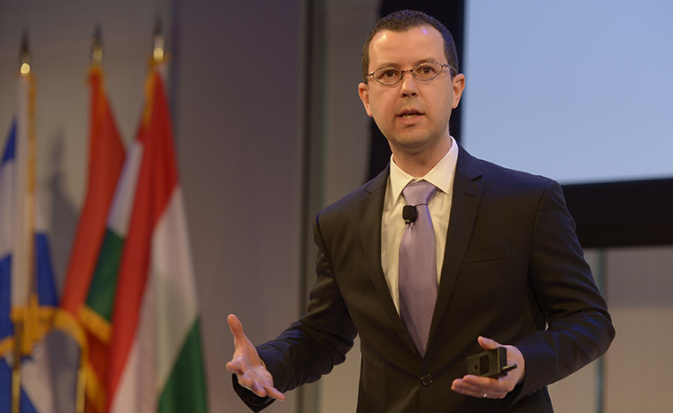 Thales Teixeira talks to the INMA World Congress about decoupling and how it works.
