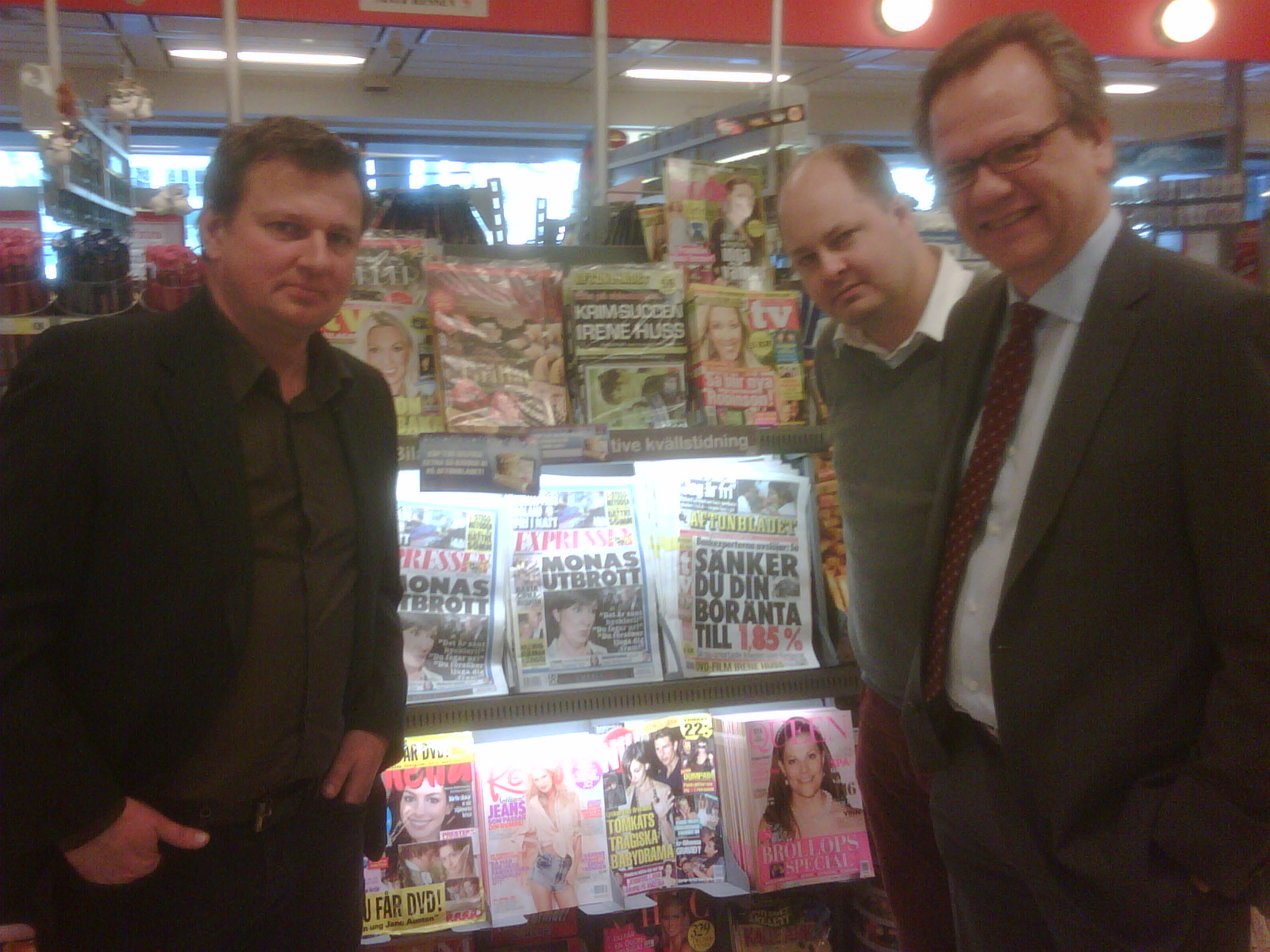 Mats Lothen, Thomas Mattsson, and Bengt Ottosson at a grocery store checkout in Stockholm